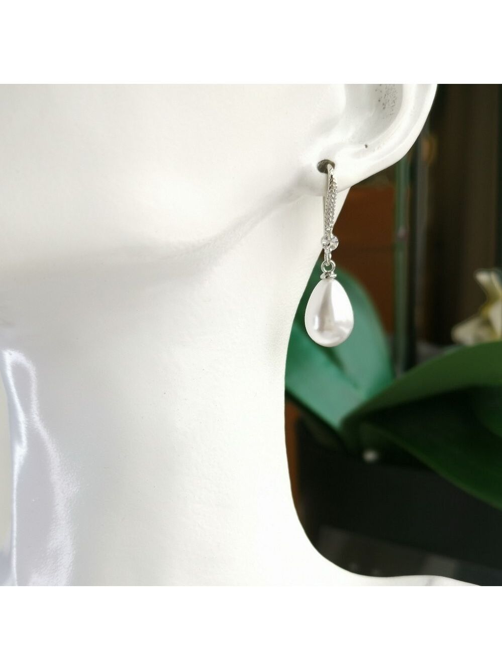White Pearl Drop  Earrings With Crystals 🆕